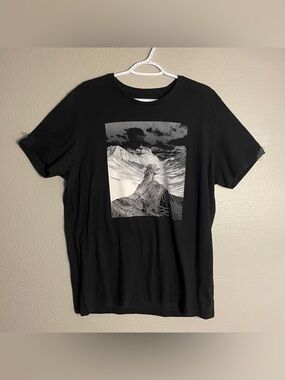 Old Navy black T-shirt Sz L. Graphic , soft-washed Cotton & Polyester Mountain